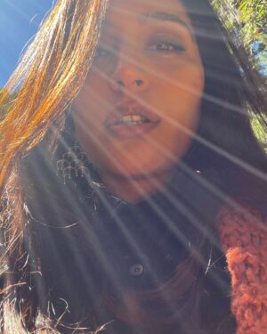Zoya Hussain Instagram - Favourite sun is winter sun 🥰