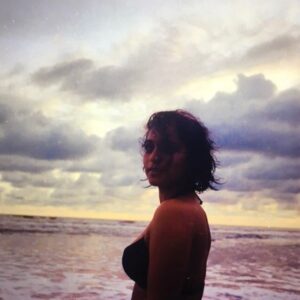 Zoya Hussain Instagram - Now and then my photo album will throw a memory at me that’ll have me looking at it longer than I usually would. Mostly, the phase I was going through will make me chuckle, or a special moment in time will make me senti. Sometimes though, it’s like I’m not even looking at myself. All of us feel it no? Wishing we were kinda that person but also glad we’re not. 

This chick was so cool and she didn’t even actually know it. Anyhoo, new day, hi, hello, hurray ❤️