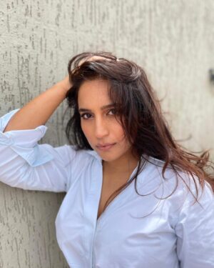 Zoya Hussain Instagram - #Grahan is out today on @disneyplushotstarvip We made it with a lot of love and care. Please do watch it and send some our way. 

Day with lovers of wind and sun
🥼 @shreejarajgopal 
💄 @eshwarlog 
🌬💇🏽‍♀️ @jrmellocastro 

Forever love 📸 @avani.rai