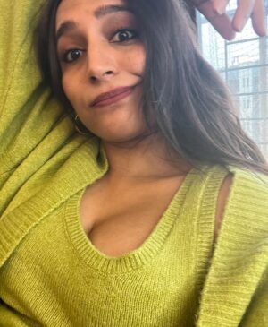 Zoya Hussain Instagram - Anyone else struggling to work from home this fine Saturday evening? #wfh #not