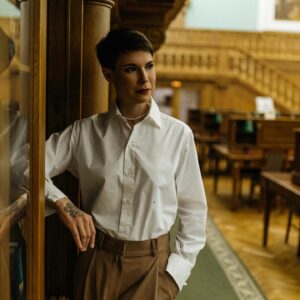 Zoya Yarovitsyna Instagram - Продолжение истории, снятой в РГБ имени Ленина @leninka_official 📖

Одевал меня @bvdboyjohn, забыть ремень - идея модели)
Фото: @anngorrbacheva 
Макияж: @ritasbeauty_
