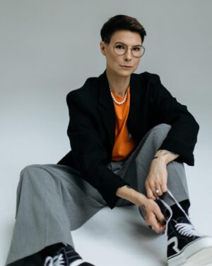 Zoya Yarovitsyna Instagram - Кажется, нет больше смысла скрывать - мне 34, и я очень люблю пиджаки🍊
Фото @anngorrbacheva 
Макияж @elvirariabtseva_makeup 
Стиль @bvdboyjohn