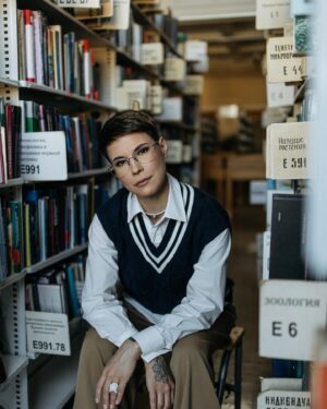 Zoya Yarovitsyna Instagram - Книги в моей жизни занимают все больше и больше места, и я этому очень рада. Ставьте 📚, если ждете мое собственное книжное шоу) 

Огромное спасибо Российской Государственной Библиотеке за организацию съемки @leninka_official 🤍
Ph. @anngorrbacheva 
St. @bvdboyjohn 
Muah @ritasbeauty_