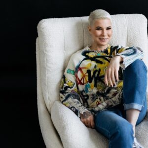 Zoya Yarovitsyna Instagram - Каждый год я начинаю одинаково:

- навожу порядок в вещах, отбираю и отдаю/выбрасываю лишнее;
- подвожу свои итоги прошлого года, чтобы увидеть, сколько всего я сделала;
- формулирую свои пожелания к новому году: что я хочу сделать в работе и других сферах.

Так появляется понимание, каким будет год лично для меня. Естественно, внешние обстоятельства могут все поменять и очень сильно, но! Все равно у меня остаются ориентиры, я знаю, что для меня в приоритете. 

В общем, это время, когда я загадываю желания самой себе. Потому что дед Мороз перегружен, он может и прое@аться. Или выгореть - столько лет делает одно и то же. Так что, даже если он все бросит и пойдет на курс гончарного мастерства, я свои желания исполню.