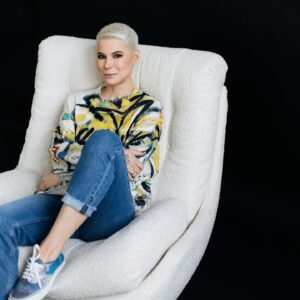 Zoya Yarovitsyna Instagram - Каждый год я начинаю одинаково:

- навожу порядок в вещах, отбираю и отдаю/выбрасываю лишнее;
- подвожу свои итоги прошлого года, чтобы увидеть, сколько всего я сделала;
- формулирую свои пожелания к новому году: что я хочу сделать в работе и других сферах.

Так появляется понимание, каким будет год лично для меня. Естественно, внешние обстоятельства могут все поменять и очень сильно, но! Все равно у меня остаются ориентиры, я знаю, что для меня в приоритете. 

В общем, это время, когда я загадываю желания самой себе. Потому что дед Мороз перегружен, он может и прое@аться. Или выгореть - столько лет делает одно и то же. Так что, даже если он все бросит и пойдет на курс гончарного мастерства, я свои желания исполню.