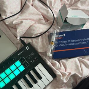 Zsá Zsá Inci Bürkle Instagram - hiii im back 🥹 nach fast 3 monaten voller arztbesuche, thrombose spritzen und physio  ist der knöchel hoffentlich bald wieder ganz heile ✨hab euch vermisst 😌🩷