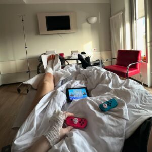 Zsá Zsá Inci Bürkle Instagram - hiii im back 🥹 nach fast 3 monaten voller arztbesuche, thrombose spritzen und physio  ist der knöchel hoffentlich bald wieder ganz heile ✨hab euch vermisst 😌🩷