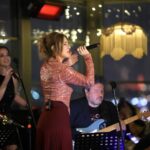 Zuhal Olcay Instagram - #Repost @must_ent ・・・ Madam Niça’da Zuhal Olcay gecesi🎶 Şarkıların hep bir ağızdan söylendiği, benzersiz bir konserden🎺🥁🎸 @zuolcay @madam_nica #MustEntertainment #MustEnt #Konser #Organizasyon #Prodüksiyon #Etkinlik #ZuhalOlcay #MadamNiça
