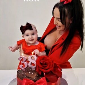Zuzana Žilinčíková Instagram - V 37mičke si mi gratulovala ešte  z bruška a na moju 38mičku už oslavujeme spolu. Hneď sú tie narodeniny krajšie s tebou! milujem ťa najviac na svete Aurora a si mojim najväčším DAROM!!♥️
žiaden dar nemá hodnotu tvojho úsmevu a chvíľ strávených s tebou. 

#birthday #narodeniny #happybirthday