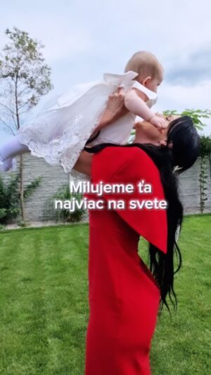 Zuzana Žilinčíková Instagram - NA TOTO SOM SA VEĽMI TEŠILA🤍 Naša malá princezná je konečne POKRSTENÁ! Šatičky ako nevesta, stretnutie s rodinou,oslava, darčeky a veľa nezabudnuteľných momentov...
#familytime #parents #baptism #baptismdress #party #child #lifewithbaby