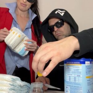 Zuzana Žilinčíková Instagram - Keď máte deformáciu zo sledovania mafiánskych seriálov triedenie plienok od @monperi.cz a pripravovanie mlieka vyzerá asi takto😎
Nakúp PLIENKY o 15%lacnejšie s kódom ZUZANITA
.
.
.
#parents #funny #mafia