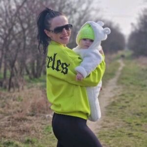 Zuzana Žilinčíková Instagram - Prechádzka na čerstvom vzduchu aby sme unavili našu polročnú princeznú💚a 2 ročnú Lilly...