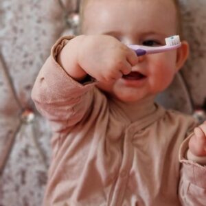Zuzana Žilinčíková Instagram - Čistenie zúbkov, teda zatiaľ len ďasien je u nás BOJ!!
#momlife #teeth #babylife #funny
