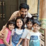 aazhiya sj Instagram - Moment freezed wen Actor vidharth's Family kutties recognised aazhiya and mentioned that they love Rowdybaby so muchhhh ❤️ . #rowdybaby #actorvidharth #proudproudproud #aazhiya #universalstudio .