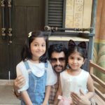 aazhiya sj Instagram - Moment freezed wen Actor vidharth's Family kutties recognised aazhiya and mentioned that they love Rowdybaby so muchhhh ❤️ . #rowdybaby #actorvidharth #proudproudproud #aazhiya #universalstudio .