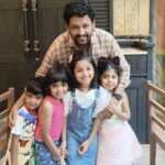 aazhiya sj Instagram - Moment freezed wen Actor vidharth's Family kutties recognised aazhiya and mentioned that they love Rowdybaby so muchhhh ❤️ . #rowdybaby #actorvidharth #proudproudproud #aazhiya #universalstudio .