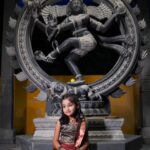aazhiya sj Instagram - PeAcE ❤️ #DanceGod @pooja_hyper_shoppie In Frame @aazhiya_sj Styling @aloraa_by_jd Lens @teen_wid_alpha_ MUA @seldonartistry @joebeachresort #Photoshoot #photoshootideas #AazhiyaSenthil #aazhiyarowdybaby