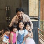 aazhiya sj Instagram - Moment freezed wen Actor vidharth's Family kutties recognised aazhiya and mentioned that they love Rowdybaby so muchhhh ❤️ . #rowdybaby #actorvidharth #proudproudproud #aazhiya #universalstudio .