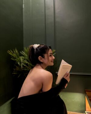 alismita goswami Instagram - Treat me like God handed me to you personally 👸