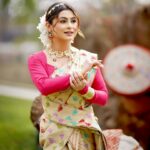 alismita goswami Instagram - Happy Bihu everyone ❣️ Photography @jitumani_das_photogrphy Makeup @tulikasmakeover Wearing @label_gayatri Jewellery @doogdoogiassamesejewellerynew