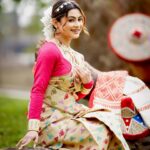 alismita goswami Instagram - Happy Bihu everyone ❣️ Photography @jitumani_das_photogrphy Makeup @tulikasmakeover Wearing @label_gayatri Jewellery @doogdoogiassamesejewellerynew