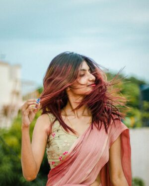 dharshini sudhakar Instagram - FT. @dharshini.offl 
.
Shot on @canonindia_official 
.
.
.
#love #saree #potrait #shoot #canon #canon80d #canon50mm14 #lightroom