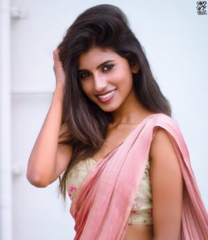 dharshini sudhakar Instagram - Happiness is the best make up ✨❤️ 
📸 : @prince.photo.graphy 
🥻 : @aneri_clothing