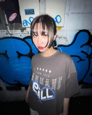 eill Instagram - 🛋💙eill NEW GOODS 💙🛋

・BLUE ROSE RING 💍
・MAKUAKE VINTAGE T 
・” happy ending “ STICKER SET ㊙︎

こだわって作った
5周年おニューグッズできました！
TシャツはFoiちゃんと一緒にデザインしました🫧
古着加工で普段使いもできます
💍もみんな是非GETして
会場を青薔薇色に染めてね❤︎

(6月22日　ライブ会場にて販売開始です！)