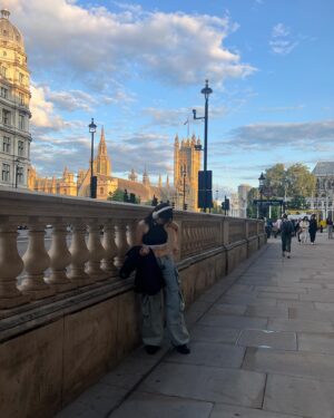 eill Instagram - Thank u 2023 🤍✌️

カメラマンの友達と、セッションしにロンドンに飛びたった夏の写真達を2023の締めくくりに📷

アポもないまま行きの飛行機で一曲もできなかったらどうしよう。w 
なんて不安にもなりながらも。🫠

沢山のご縁のおかげで、ストリートライブもセッションもして、できた曲の歌詞をかきかきしてる大晦日です。

2023年も沢山の愛をありがとうございます♡
2024年はファンのみんなにも沢山会えるように頑張ります🐻

BIG LOVE . Wishing a happy new year 🤍

Photo by @yumijaga