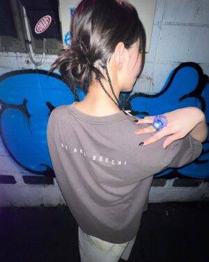 eill Instagram - 🛋💙eill NEW GOODS 💙🛋

・BLUE ROSE RING 💍
・MAKUAKE VINTAGE T 
・” happy ending “ STICKER SET ㊙︎

こだわって作った
5周年おニューグッズできました！
TシャツはFoiちゃんと一緒にデザインしました🫧
古着加工で普段使いもできます
💍もみんな是非GETして
会場を青薔薇色に染めてね❤︎

(6月22日　ライブ会場にて販売開始です！)