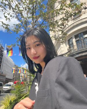 eill Instagram - Thank u 2023 🤍✌️

カメラマンの友達と、セッションしにロンドンに飛びたった夏の写真達を2023の締めくくりに📷

アポもないまま行きの飛行機で一曲もできなかったらどうしよう。w 
なんて不安にもなりながらも。🫠

沢山のご縁のおかげで、ストリートライブもセッションもして、できた曲の歌詞をかきかきしてる大晦日です。

2023年も沢山の愛をありがとうございます♡
2024年はファンのみんなにも沢山会えるように頑張ります🐻

BIG LOVE . Wishing a happy new year 🤍

Photo by @yumijaga
