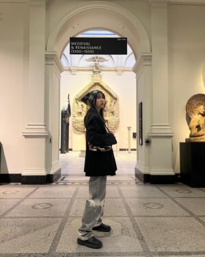 eill Instagram - Thank u 2023 🤍✌️

カメラマンの友達と、セッションしにロンドンに飛びたった夏の写真達を2023の締めくくりに📷

アポもないまま行きの飛行機で一曲もできなかったらどうしよう。w 
なんて不安にもなりながらも。🫠

沢山のご縁のおかげで、ストリートライブもセッションもして、できた曲の歌詞をかきかきしてる大晦日です。

2023年も沢山の愛をありがとうございます♡
2024年はファンのみんなにも沢山会えるように頑張ります🐻

BIG LOVE . Wishing a happy new year 🤍

Photo by @yumijaga