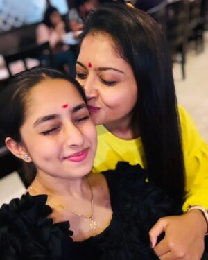kruttika ravindra Instagram - Loveeeeee u krutttuuuu 
ammaa ♥️🥺
Meeting after 15 days......
Feels like a year.......
@kruttikaa__official