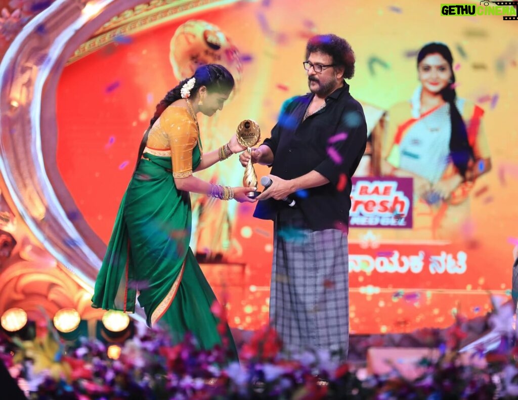 kruttika ravindra Instagram - Receiving the “Best actress” award and standing next to this Legend.. 🙏🏻 One of the best feelings till date ♥️♥️ Blessed.. Thank you @zeekannada ♥️ • • #kruttikaravindra #actress #india #zeekannada #television #instagram #instagood #instadaily #love #kannada #kannadamusically #karnataka #viral #trending #likeforlikes #followforfollowback #life #beauty