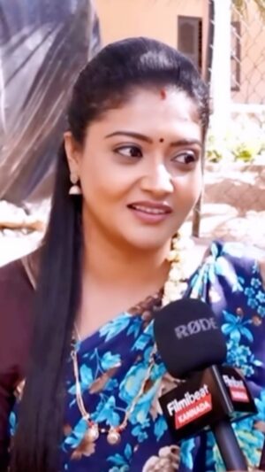 kruttika ravindra Instagram - “Just a Housewife” ಅಲ್ಲ.. You are a Home Maker ♥️Be proud of it ♥️🤗
VC: @filmibeatkannada Thank you 🤗
•
•
#kruttikaravindra #actress #india #reels #reelitfeelit #instagram #instagood #lifestyle #instalike #likeforlikes #kannada #kannadathi #kannadatrolls #kannadamusically #kannadareels #housewife #video #like #serial #karnataka #reelsinstagram