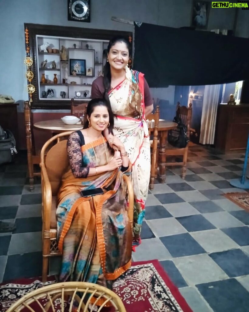 kruttika ravindra Instagram - Being “Girija” has been my favourite thing to do in recent times. ಗಿರಿಜಾ ಆಗಿರೋದು ನನ್ ಲಕ್.. ತುಂಬಾ ಬದಲಾಯಿಸ್ತಿದಾಳೆ ಕೃತ್ತಿಕಾಳನ್ನ..♥️ My love for this character never fades ♥️ Here are some BTS pics from the serial Bhoomige Banda Bhagavantha ♥️🤗🙏🏻 • • #kruttikaravindra #actress #india #kannada #zeekannada #bhoomigebandabhagavantha #serial #love #bts #picoftheday #photography #instagood #instagram #lifestyle #likeforlikes