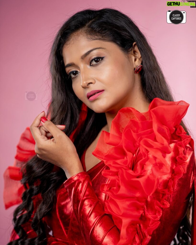 kruttika ravindra Instagram - She is compelling and She knows her worth.. ♥️🤗 Captured by: @classycaptures_official Costume Designer: @arulaa_by_rashmianooprao MUA: @makeoverby_sandhyasuvarna • • #kruttikaravindra #actress #india #karnataka #kannada #zeekannada #instagram #instagood #instadaily #instalike #photoshoot #photography #photooftheday #picoftheday #love #kannada
