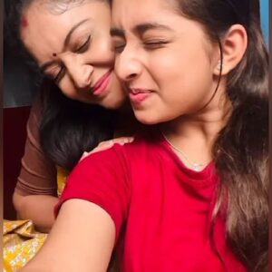 kruttika ravindra Instagram - #ಹ್ಯಾಪಿಹುಟ್ದಬ್ಬ
ನನ್ನ ಪ್ರೀತಿಯ ಮುದ್ದು #ಗಿರಿಜಮ್ಮ

ಪ್ರೀತಿಯ ಸಹೃದಯಿ , ಸದಾ ಹಸನ್ಮುಖಿ , ಕಲಾವಿದೆ
@kruttikaa__official  ರವರಿಗೆ , ಪ್ರೀತಿಯಿಂದ
ಜನುಮ ದಿನದ ಶುಭಾಶಯಗಳು
ತಾಯಿ ಚಾಮುಂಡೇಶ್ವರಿಯ ಆಶೀವಾ೯ದ ಸದಾ ಕಾಲ ನಿಮಗಿರಲಿ. ನಿಮ್ಮೆಲ್ಲ ಕನಸುಗಳು ನನಸಾಗಲಿ. ನಿಮಗೆ ಶುಭವಾಗಲಿ, 
(ಭೂಮಿಗೆ ಬಂದ ಭಗವಂತ ಧಾರಾವಾಹಿಯಲ್ಲಿ 
ನಿಮ್ಮ ಮಗಳ ಪಾತ್ರದಲ್ಲಿ ಅಭಿನಯಿಸುತ್ತಿರುವುದು ಬಹಳ ಖುಷಿಯಾಗಿದೆ. ನಿಮ್ಮಿಂದ ಕಲಿಯುತ್ತಿರುವ ಮಾಗ೯ದಶ೯ನ ನೀವು ತೋರುವ ಪ್ರೀತಿ ವಿಶ್ವಾಸಕ್ಕೆ ಸಲಹೆ ಸೂಚನೆಗಳಿಗೆ ಎಂದೆಂದೂ ಸದಾ ಕಾಲ ಚಿರಋಣಿ )
ಲವ್ ಯೂ ಲಾಟ್ 🥰❣️♥️🎉🌹❤️........
🙏🏻🌹❤️🌸🌺🤝😍

Happiest birthday kruttika amma ♥️🥰
Let ur day filled with lots of happiness
No matter what I'll always be there to irritate you😜😅
Let's make moreeee memories
Love u giriiii♥️🥰