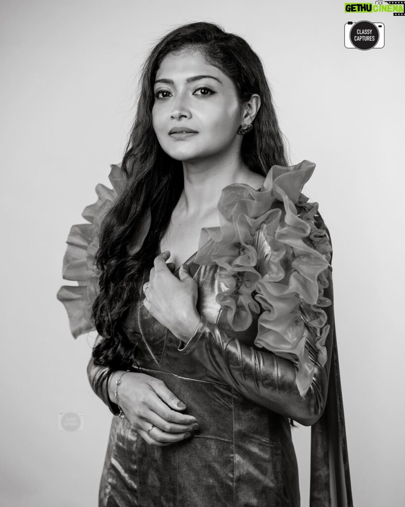 kruttika ravindra Instagram - She is compelling and She knows her worth.. ♥️🤗 Captured by: @classycaptures_official Costume Designer: @arulaa_by_rashmianooprao MUA: @makeoverby_sandhyasuvarna • • #kruttikaravindra #actress #india #karnataka #kannada #zeekannada #instagram #instagood #instadaily #instalike #photoshoot #photography #photooftheday #picoftheday #love #kannada