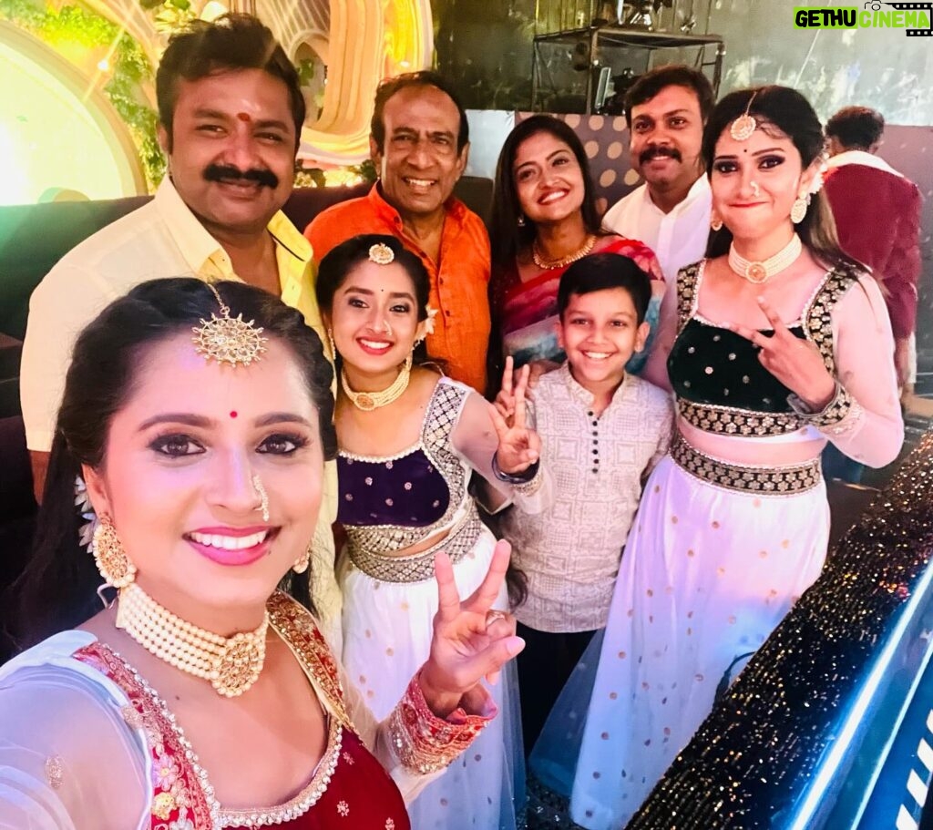 kruttika ravindra Instagram - Fam ♥️ • • #kruttikaravindra #actress #india #instagram #instagood #instadaily #photography #zeekannada #bhoomigebandabhagavantha #serial #life #love #friends #photooftheday