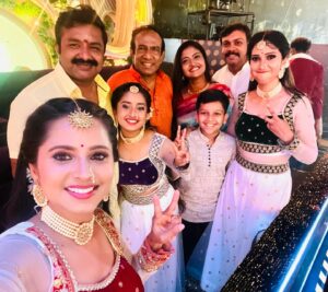 kruttika ravindra Instagram - Fam ♥️
•
•
#kruttikaravindra #actress #india #instagram #instagood #instadaily #photography #zeekannada #bhoomigebandabhagavantha #serial #life #love #friends #photooftheday