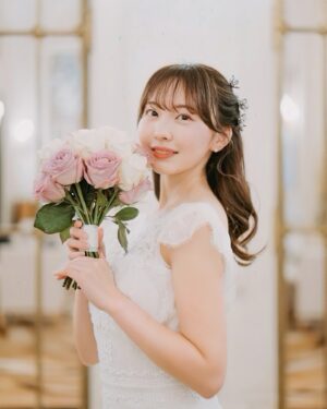 mako Instagram - ずっと行ってみたかった場所で
一生の思い出ができました…
写真も素敵に撮っていただき感謝です💐
みゆさんありがとうございました！
@miyu11x 

ドレスは急ピッチで探したんですけど
見た瞬間ときめいてこれに決めました🪷

🪡dress @juno_weddingdress  @juno_ebisu 

🪡earring @stellarhollywood