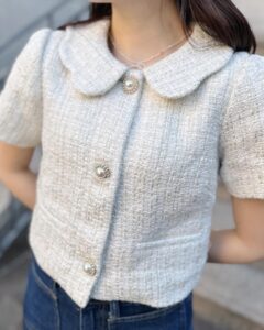 mako Instagram - ブルムン新作item 🌕24 SS collection🪡 item / 002 tweed setup white・Blue カーブした襟がポイントになってる コンパクトなサイジングのツイードセットアップを作りました！ 個人的にデニムとの合わせをしたかったので どんなボトムスにも合わせやすいサイズ感に🪽 カジュアルなアイテムとの相性もよいです︎ どちらのカラーにも微光沢糸を織り込んでいるので 華やかさと品のある雰囲気に~ 少し大きめのパールボタンは クラシカルさも演出してくれます🪡 #BLUEMOONNIGHT #ブルームーンナイト #ブルムン