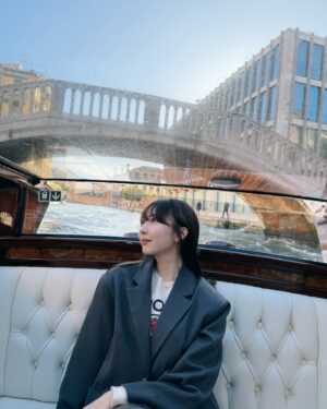 mako Instagram - ほぼ家にいて何も載せる写真がないので、、、
10月末に行った旅行の写真︎✈️
まずヴェネツィア️⛲️
生歌と演奏を聴きながら乗るゴンドラは本当にロマンチックでした🛶
どこ見ても街並みが綺麗でご飯も美味しい素敵な街。
そして2日目の夜が凄い嵐だったんですけど、
そんな中乗ったゴンドラは一生忘れません(船酔い祭り)♡