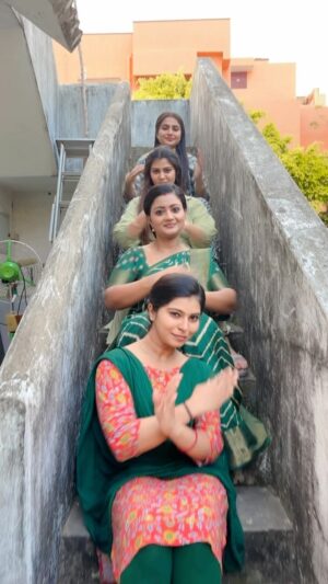 preetha reddy Instagram - Chal chaiya chaiya 🚂 #siragadikkaaasai #vijaytelevison #vijaytv #vikatan #meena #rohini #shurthi #salma #gomathipriya #preetha #chalchaiyachaiya #trending #reelsinstagram #train #masti #explore #viral #insta #instagood #instagram #dancer #reelitfeelit #reelkarofeelkaro #childhood #srk #sharukhkhan #thaiyathaiya #memories  Meena saree @vallis_vaseha
