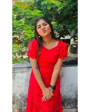 preetha reddy Instagram - Red is not just a color, it's a mood.

#frock#style#westrerndresses
#postoftheday📷 #dailypost #vijaytvserial #vijaytelevison #shruthi #preetha