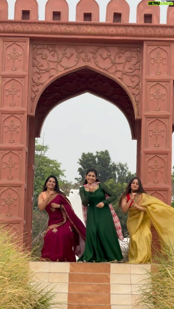 sree priya Instagram - Koosey koyilammaluuu… Aadeyyy nemallluuuu 🐦 🦚😜😁❤️❤️ @_anshureddy @sreepriya__126 VC : @swethaa_naidu the cutest 😘 ❤️❤️ Wearing @swarna_reddys Location @thefotogarage . . . . . #rjkajal #anshureddy #sreepriya