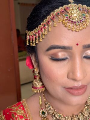 vj Santhiya Instagram - Morning Mugurtham glam for beautiful bride @aval_santhiya 
.
Makeover @mystylemakeover_studio 
.
Flower @lsquarebridalflowerdesigner 
.
Drape @style_with_anbu
. 
Designer @designed_by_sindhu 
.
Jewel @gold_copy1486 
.
Bangle @queenscollection_1705 

 bridal makeup💄bookings contact WhatsApp  @9940402448 
Dm for details 
.
.
.
instareels#reelsinstagram#makeupvideos#makeupreels#hairstylist#feelkaroreelkaro#trendingreels#reelsvideo#reels#bridesofsouthindia#makeupartistchennai#makeupcoimbatore#chennaimakeupblogger #chennaimakeupartists #makeup #tamilwedding #teluguweddings #instagood#trendingnow#tamil#indianbrides#indianweddings#weddingsutra#bridesofindia#viral#viralvideos#makeithappen#telugusongs#tamilsongs#

.
.
LIKE SHARE & FOLLOW