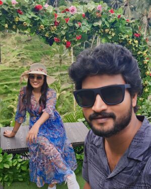 vj Santhiya Instagram - உலகத்தையே வென்று வந்தாலும் 
தனக்கானவர்களிடம் 
தோற்று போவதே
காதலின் அழகு!!! -😍அவள்சந்தியா 
@murali90m9 🫂

#avalsanthiya #Mrsmurali #anbeyshivam #livethemoment #liveurlife #soundsanthiya #baliindonesia #bali #travel #honeymoon #marriagelife #happy #Instagram #instaafly