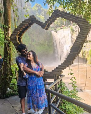 vj Santhiya Instagram - உலகத்தையே வென்று வந்தாலும் 
தனக்கானவர்களிடம் 
தோற்று போவதே
காதலின் அழகு!!! -😍அவள்சந்தியா 
@murali90m9 🫂

#avalsanthiya #Mrsmurali #anbeyshivam #livethemoment #liveurlife #soundsanthiya #baliindonesia #bali #travel #honeymoon #marriagelife #happy #Instagram #instaafly